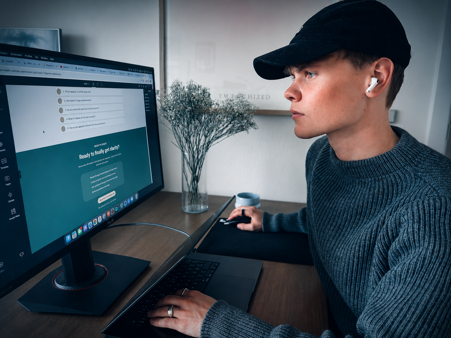 Jonathan, Founder af Aivly Studio, arbejder ved skrivebord